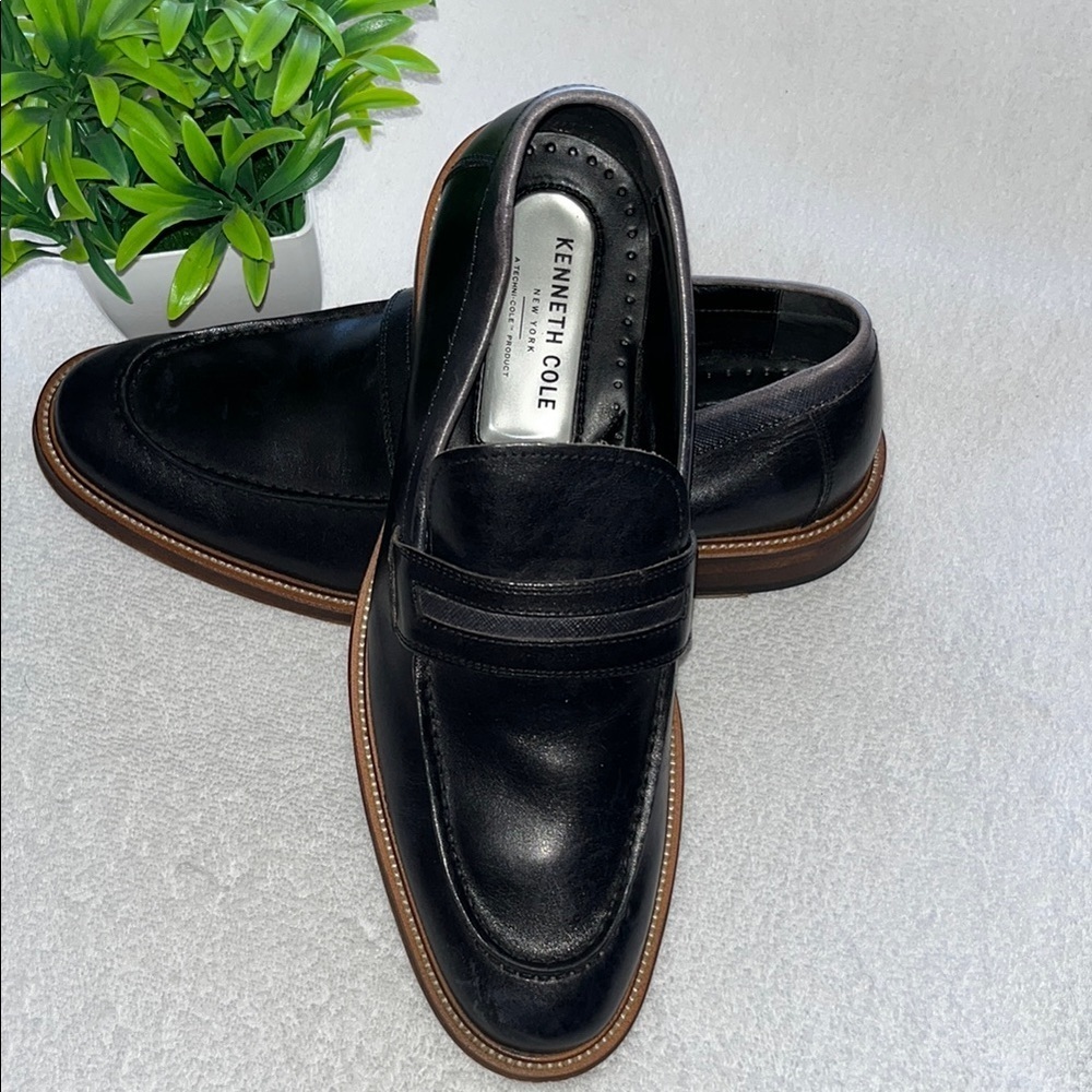 Kenneth Cole Black Leather Loafers Sleek Moccasin Style